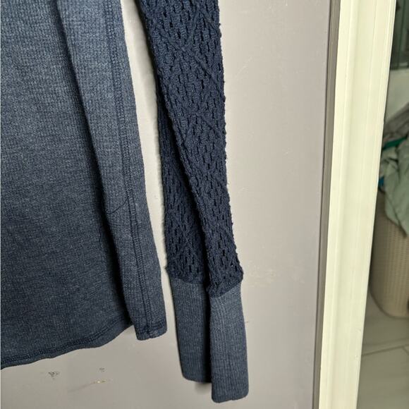 Lucky Brand Navy Blue Ribbed Long Crochet Sleeve Top Size Medium - Picture 4 of 7